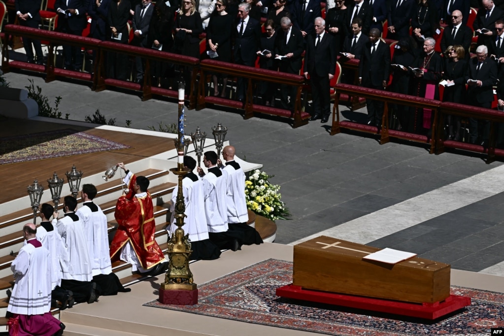 Klerikët luten pranë arkivolit të Papa Françeskut të ndjerë, i mbuluar me librin e ungjijve, gjatë ceremonisë së varrimit në sheshin e Shën Pjetrit në Vatikan.