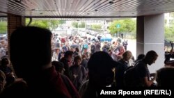 Около 100 слушателей, которые хотели попасть на оглашение приговора Дмитриеву, ждали результата на улице. В суд никого кроме адвоката не пустили