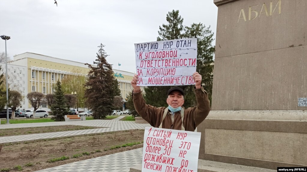 Архивное фото. Житель Уральска Бекболат Утебаев проводит одиночный пикет перед зданием партии «Нур Отан». Уральск, 21 апреля 2021 года 