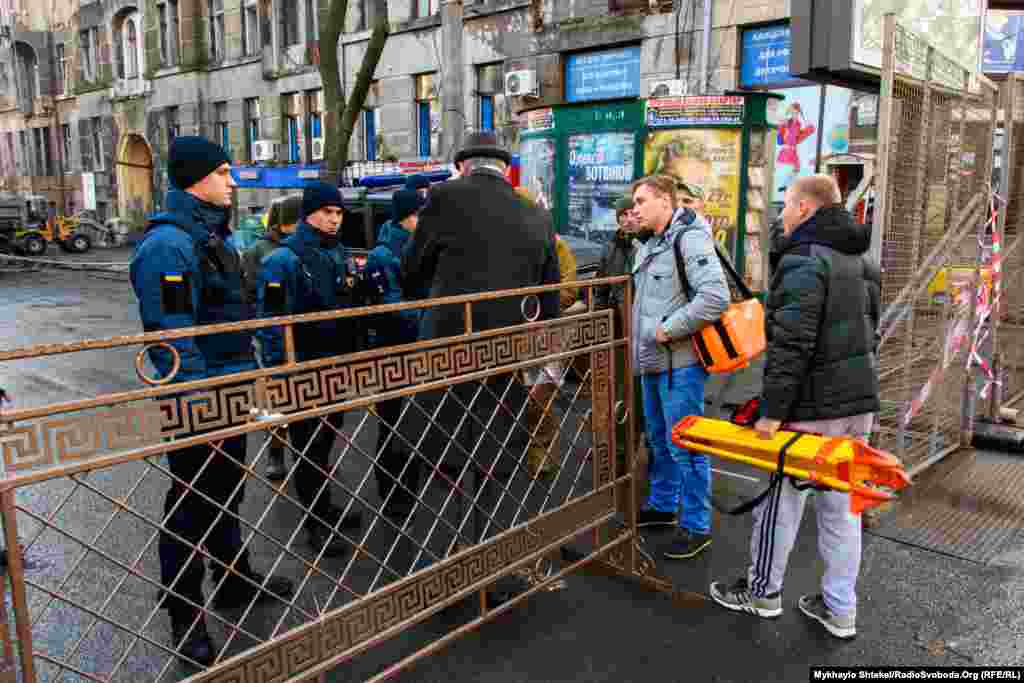 Геодезісти вимірюють стан будівлі та коливання стін &ndash; ДСНС припускає, що одну зі стін будівлі доведеться контрольовано руйнувати, щоб безпечно зайти в середину будівлі