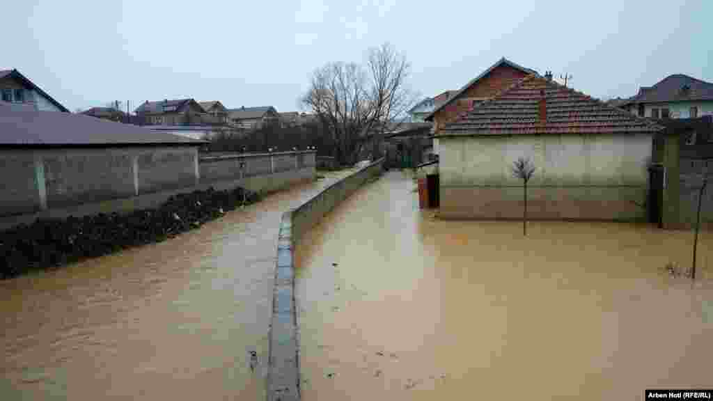 Poplavljena ulica u opštini Mališevo, gdje se vidi i nekoliko kuća.