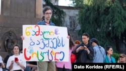 მსვლელობა მეტროსადგურ “რუსთაველთან” დაიწყო.