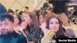 راشد خان در هالند همراه با یک خانم که بعداً گفت همسرش است