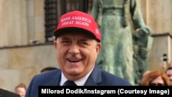 Predsjednik RS-a Milorad Dodik nosi kačket sa sloganom novoizabranog američkog predsjednika Donalda Trumpa "Make America great again" (MAGA - Učinimo Ameriku ponovo velikom), Banjaluka, 6. novembra 2024.