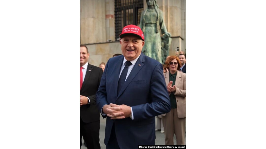 Milorad Dodik cu șapcă MAGA, sărbătorind victoria lu Trump la Banja Luka, pe 6 noiembrie.