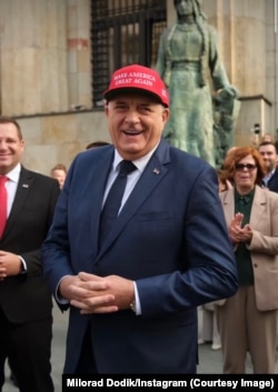 Milorad Dodik cu șapcă MAGA, sărbătorind victoria lu Trump la Banja Luka, pe 6 noiembrie.