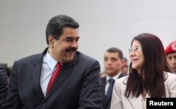 Президентът Мадуро и първата дама Силия Флорес по време на подписването на националния бюджет за 2017 г. Каракас, 14 октомври 2016 г.