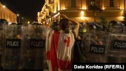 4 ოქტომბრის ღამე პრეზიდენტის ადმინისტრაციის შენობასთან. 