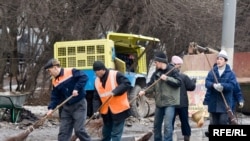 Гастарбайтеры выполняют обычно самую трудную физическую работу в городах Казахстана. 