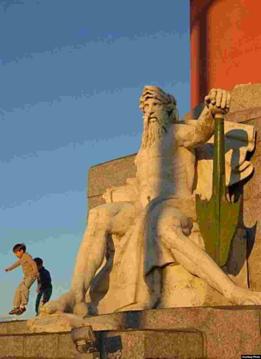 Photo: Alexander Belenky, "The St. Petersburg Times" - A statue at the base of a lighthouse on the tip of Vasiliyevsky Island