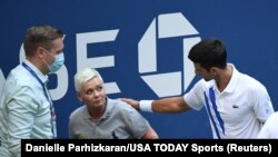 Novak Đoković ispričava se sutkinji na duelu US Opena protiv Španjolca Pabla Carrene Buste, New York, 6. septembar