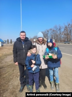 Olga Logvinenko împreună cu soțul și băieții ei la granița cu România în martie 2022.