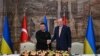 Presidenti i Turqisë, Recep Tayyip Erdogan (djathtas) gjatë një konference të përbashkët me presidentin ukrainas, Volodymyr Zelensky, në Stamboll, 8 mars 2024.