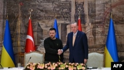 Presidenti i Turqisë, Recep Tayyip Erdogan (djathtas) gjatë një konference të përbashkët me presidentin ukrainas, Volodymyr Zelensky, në Stamboll, 8 mars 2024.