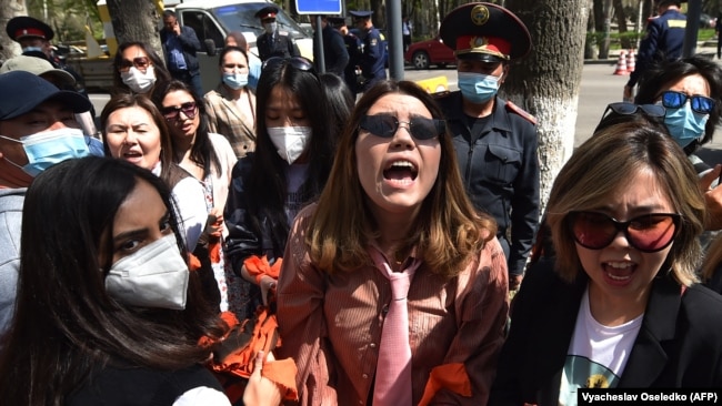 Protest la Bișkek în 2021, după ce o fată răpită în vederea căsătorie a fost găsită moartă.