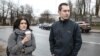 Маладафронтавец Раман Васільеў (справа) адразу пасьля вызваленьня і жонка лідэра «Маладога фронту» Зьмітра Дашкевіча Наста 