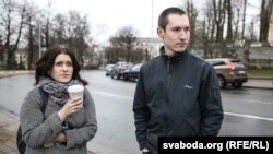 Маладафронтавец Раман Васільеў (справа) адразу пасьля вызваленьня і жонка лідэра «Маладога фронту» Зьмітра Дашкевіча Наста 