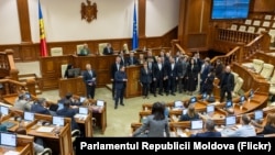 Opoziția a blocat tribuna Parlamentului în semn de protest față de numirea lui Herman von Hebel în calitate de membru al comisiei de vetting a procurorilor.