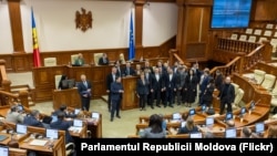 Opoziția a blocat tribuna Parlamentului în semn de protest față de numirea lui Herman von Hebel în calitate de membru al comisiei de vetting a procurorilor.