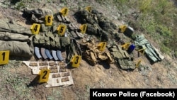Oružje i druga vojna oprema za koju je Kosovska policija navodi da je pronašla oružje na severu zemlje, 18. septembar 2025.