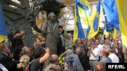 Ритуальний вимір 20 літнього ювілею Руху проявився у покладанні квітів до пам'ятників В’ячеславу Чорноволу