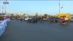 په کراچۍ کې غریبانو ته مفت روژه مات ورکول کېږي