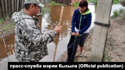 Мэр Кызыла Карим Сагаан-оол дарит пострадавшей от наводнения сапоги