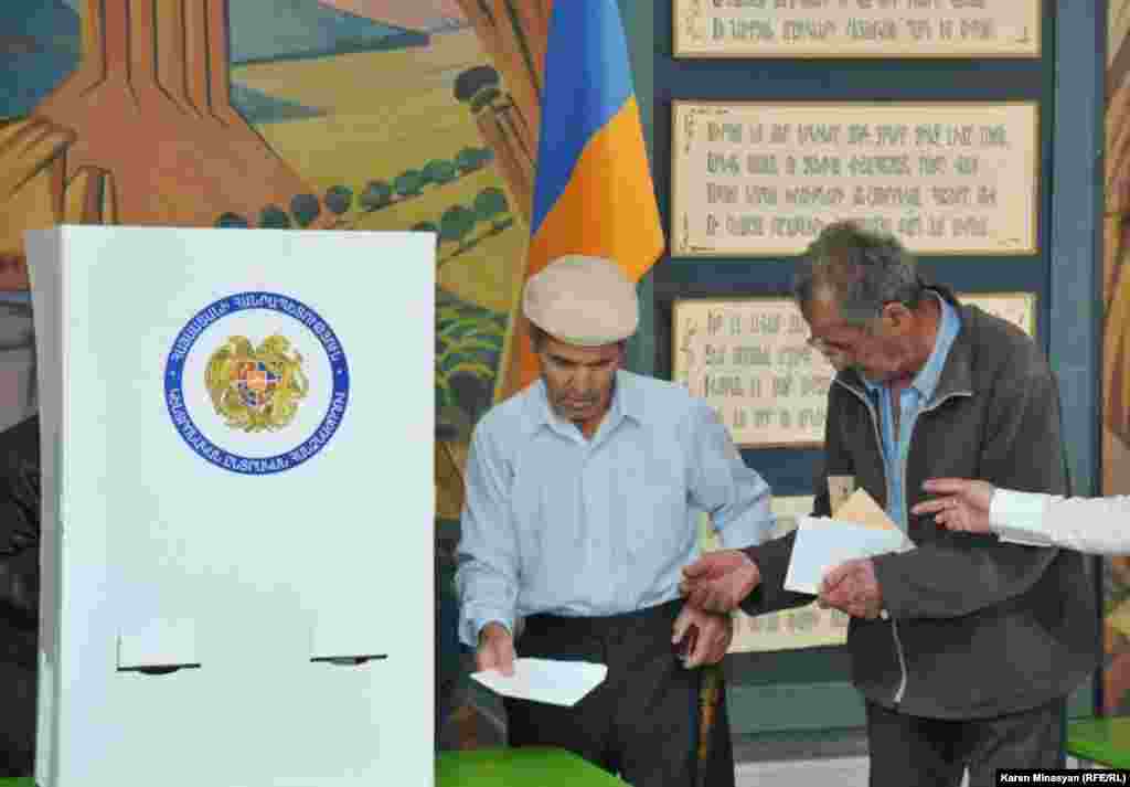 Armenia -- Armenians vote in parliamentary elections, Yerevan, 06May2012