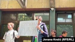 Podrška profesorki novosadske gimnazije Mariji Vasić koja je 13. maja stupila u štrajk glađu i žeđu