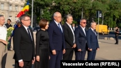 Premierul interimar, Alexandru Munteanu (al treilea din stânga), alături de președinta Maia Sandu, la comemorarea victimelor deportărilor, Chișinău, 6 iulie 2026
