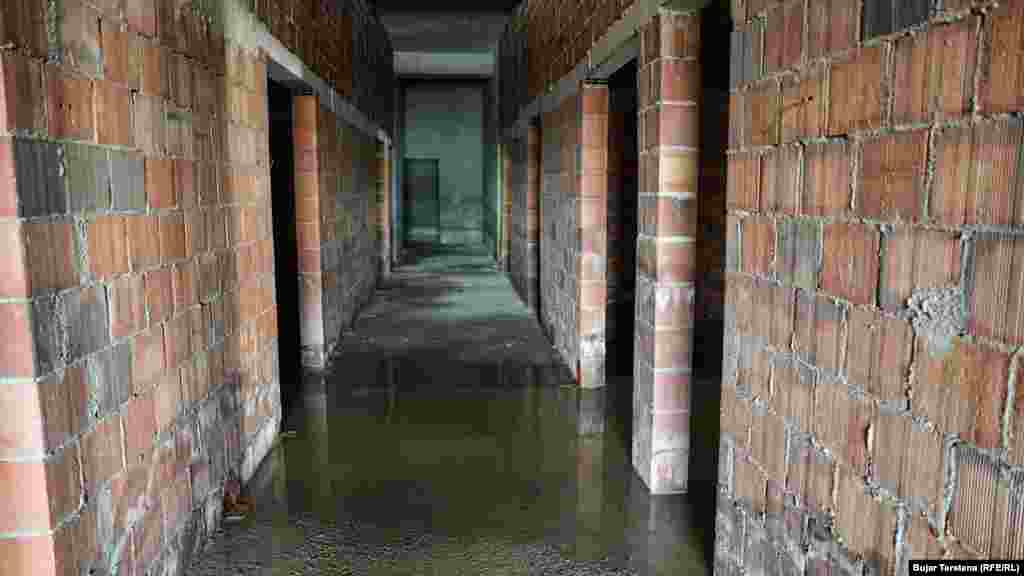 Punimet për ndërtimin e objektit të ri të Emergjencës së QKUK-së kanë nisur më 2016 dhe planifikohej të përfundonin brenda tre vjetësh. Por, duket se asgjë nuk ka shkuar sipas planit.