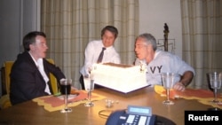 Peter Mandelson stă alături de Jeffrey Epstein, în timp ce stinge lumânările de pe un tort, într-o fotografie nedatată publicată de Departamentul de Justiție din Washington, D.C., SUA, pe 19 decembrie 2025