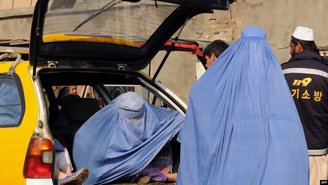 Гей порно: бір тесікте екі әтеш Қысқа шаштары бар жетілген порно