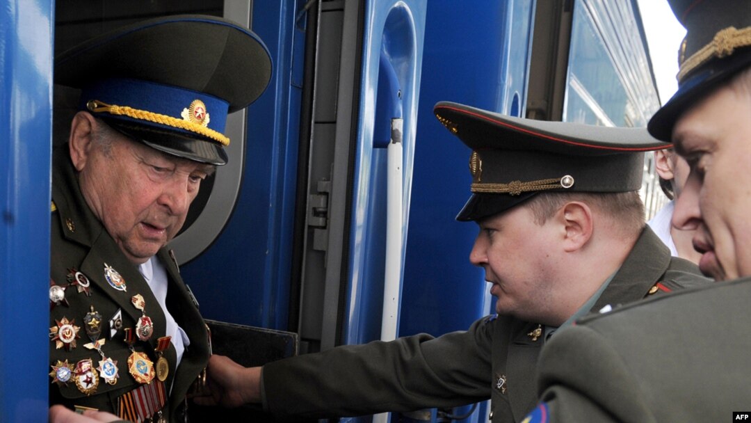 Ветераны прибывают в Москву на празднование Дня Победы, 7 мая 2010