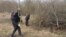 Добровольцы очищают места вокруг исторического комплека
