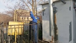 Imagine distribuită de presa transnistreană, în care lucrătorii din domeniul gazelor muncesc la pornirea gazului în sisteme și la verificarea siguranței aparatelor de gaz din locuințe.