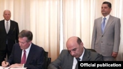 Armenia - Energy Minister Armen Movsisian (R) signs an agreement on shale gas exploration with Stephan Fitch, director of International Minerals and Mining Limited, 3Aug2011.