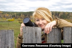 Szvetlana Lihanova az elmaradhatatlan fényképezőjével