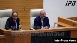 სერგეი გავრილოვი საქართველოს პარლამენტის თავმჯდომარის სკამზე