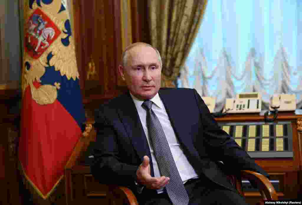Орусиянын президенти Владимир Путин коронавируска каршы Sputnik-V вакцинасын алганын чоң маалымат жыйынында билдирген. Бирок анын вакцина алып жаткан учурда тартылган сүрөтү расмий жарыяланган эмес.