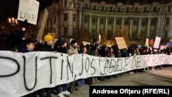 Un banner cu mesajul „Putin, jos labele de pe România” la protestul din Piața Universității din București, 28 noiembrie 2024.