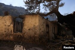 Një shtëpi e dëmtuar nga zjarri në një fshat pranë Ierapetrës, në ishullin e Kretës, Greqi, 3 korrik.