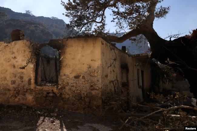 Një shtëpi e dëmtuar nga zjarri në një fshat pranë Ierapetrës, në ishullin e Kretës, Greqi, 3 korrik.