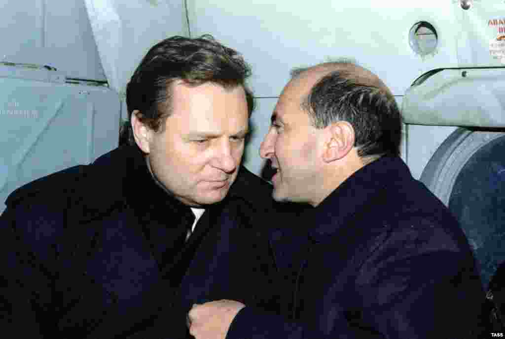Секретарь Совета безопасности РФ Иван Рыбкин с заместителем Борисом Березовским (справа) на борту вертолета по пути в Грозный для переговоров по урегулированию конфликта в Чечне в 1996 году. 