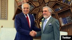 Šef izvršne vlasti Afganistana Abdulah Abdulah (desno) i Zalmaj Halilzad, mirovni izaslanik SAD za Afganistan. 