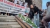 Младите лекари, които излязоха в сряда на пореден протест с искане за достойно заплащане, поставиха ковчег на стълбите на Партийния дом на БКП, където днес се помещава Народното събрание.