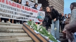 Младите лекари, които излязоха в сряда на пореден протест с искане за достойно заплащане, поставиха ковчег на стълбите на Партийния дом на БКП, където днес се помещава Народното събрание.
