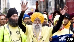 Фауджа Сингх, старейший в мире марафонец, на забеге в Торонто в 2011 году. 