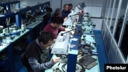 Armenia - Workers at a diamond-processing plant in Nor Hachn, 12Apr2016.