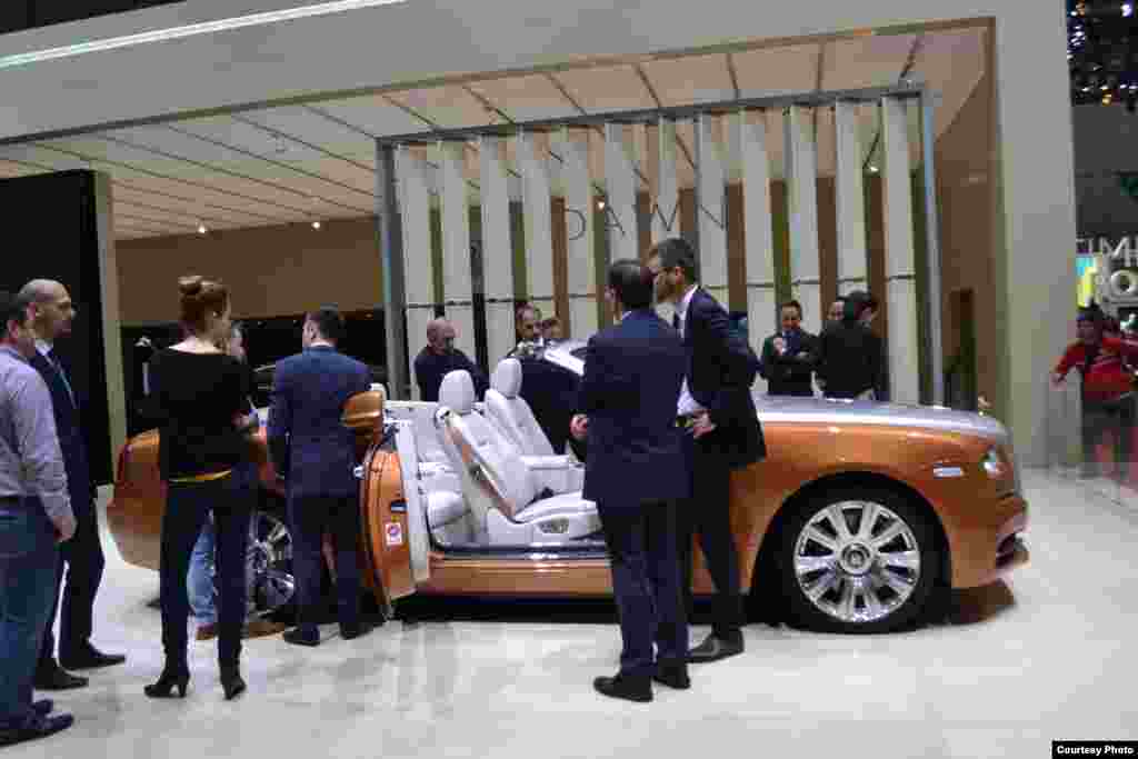 Около Rolls-Roys собрались состоятельные посетители автосалона.&nbsp;